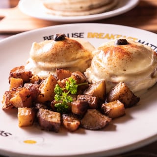 EGGS BENEDICT CANADIAN BACON