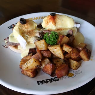 Eggs Benedict w Steak