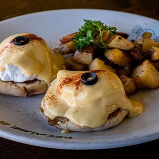 Eggs Benedict w Smoked Salmon